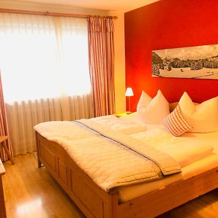 Sonnen Ferienwohnung Alpine und Sonnenwinkel in Obermaiselstein, 4 Sterne Klassifiziert, WLAN gratis, großer Balkon mit Bergsicht, ruhig und doch zentral gelegen, tolle neu renovierte Ferienwohnung mit separaten Schlafzimmer, Brötchenservice, Parkpla Exterior foto