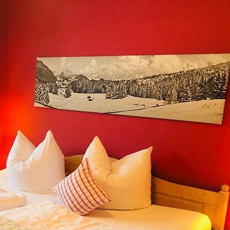 Sonnen Ferienwohnung Alpine und Sonnenwinkel in Obermaiselstein, 4 Sterne Klassifiziert, WLAN gratis, großer Balkon mit Bergsicht, ruhig und doch zentral gelegen, tolle neu renovierte Ferienwohnung mit separaten Schlafzimmer, Brötchenservice, Parkpla Exterior foto