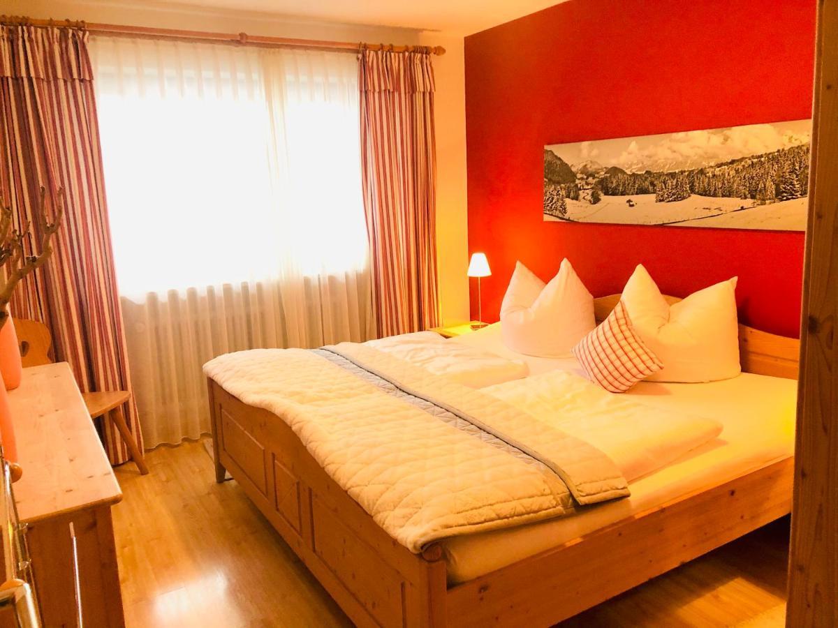Sonnen Ferienwohnung Alpine und Sonnenwinkel in Obermaiselstein, 4 Sterne Klassifiziert, WLAN gratis, großer Balkon mit Bergsicht, ruhig und doch zentral gelegen, tolle neu renovierte Ferienwohnung mit separaten Schlafzimmer, Brötchenservice, Parkpla Exterior foto