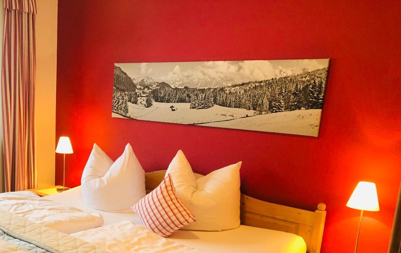 Sonnen Ferienwohnung Alpine und Sonnenwinkel in Obermaiselstein, 4 Sterne Klassifiziert, WLAN gratis, großer Balkon mit Bergsicht, ruhig und doch zentral gelegen, tolle neu renovierte Ferienwohnung mit separaten Schlafzimmer, Brötchenservice, Parkpla Exterior foto