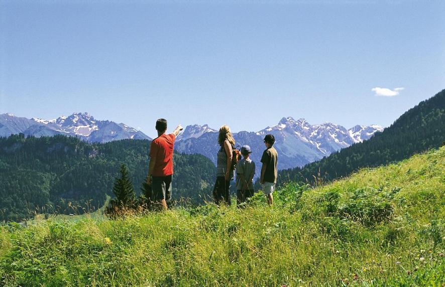Sonnen Ferienwohnung Alpine und Sonnenwinkel in Obermaiselstein, 4 Sterne Klassifiziert, WLAN gratis, großer Balkon mit Bergsicht, ruhig und doch zentral gelegen, tolle neu renovierte Ferienwohnung mit separaten Schlafzimmer, Brötchenservice, Parkpla Exterior foto