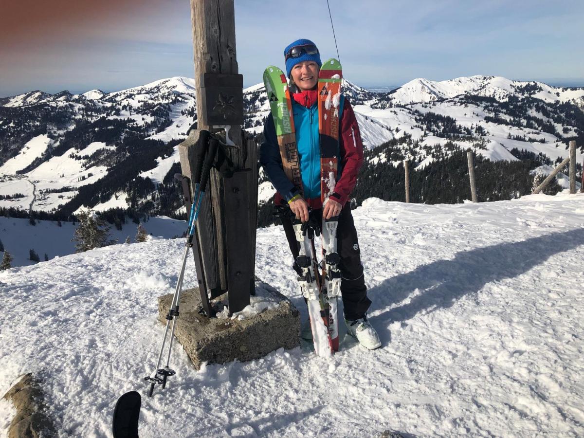 Sonnen Ferienwohnung Alpine und Sonnenwinkel in Obermaiselstein, 4 Sterne Klassifiziert, WLAN gratis, großer Balkon mit Bergsicht, ruhig und doch zentral gelegen, tolle neu renovierte Ferienwohnung mit separaten Schlafzimmer, Brötchenservice, Parkpla Exterior foto